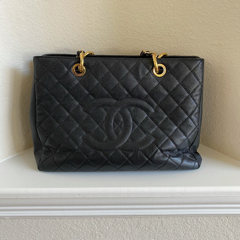 100% Authentic Vintage beautiful CHANEL Tote!